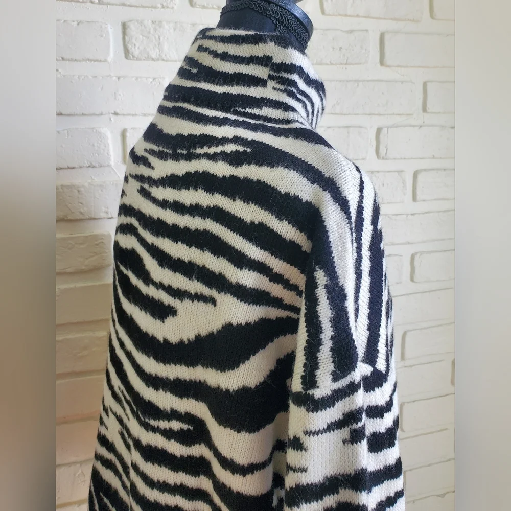 NWT Vera Moda Zebra Animal Print Turtleneck Sweater Size Medium - Picture 8 of 16
